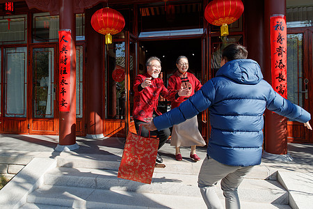 青年男人过年回家和父母团聚图片