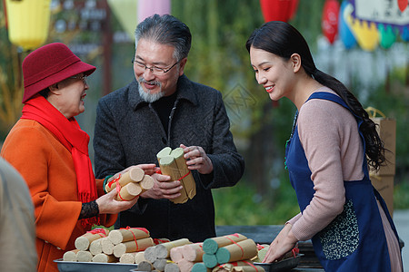 老年夫妇购买挂面图片