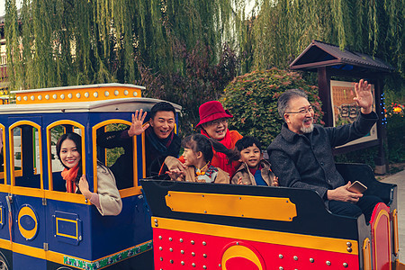 幸福的六口之家乘小火车游览公园图片