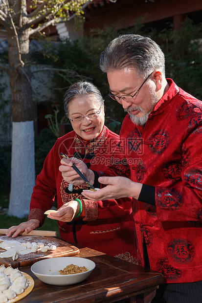 幸福的老年夫妇过年包饺子图片