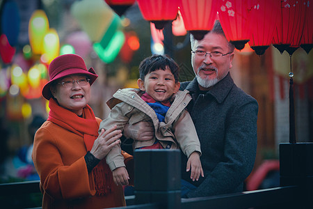 幸福的祖孙三人逛庙会图片