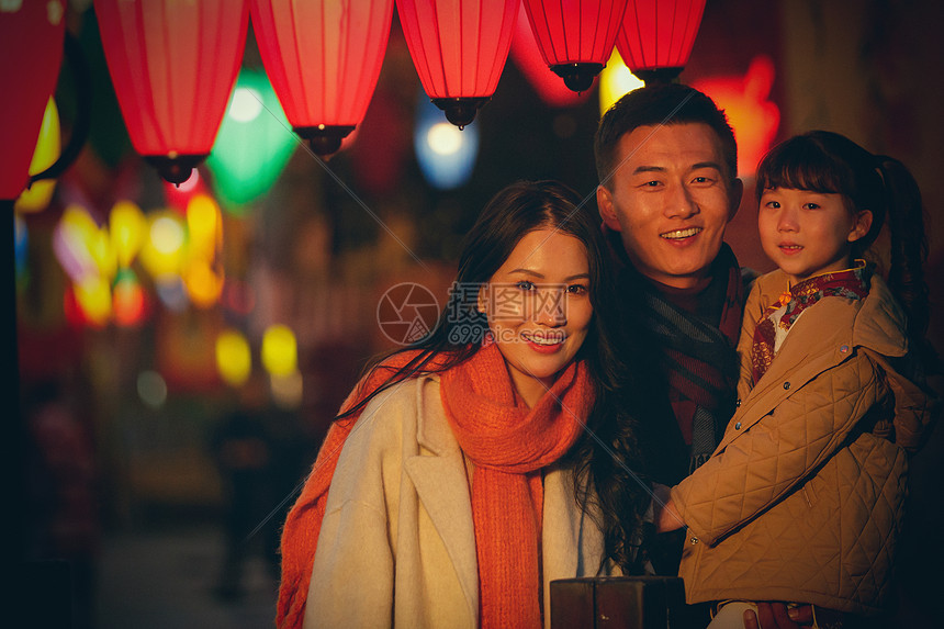 幸福三口之家逛庙会高清图片下载-正版图片507661485-摄图网