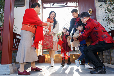 幸福家庭回家与老人团聚过新年图片