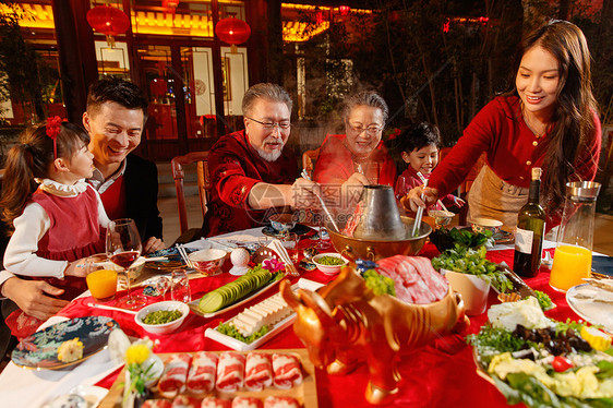 春节东方家庭在中式庭院内聚餐图片