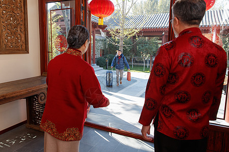 青年男人过年回家和父母团聚图片