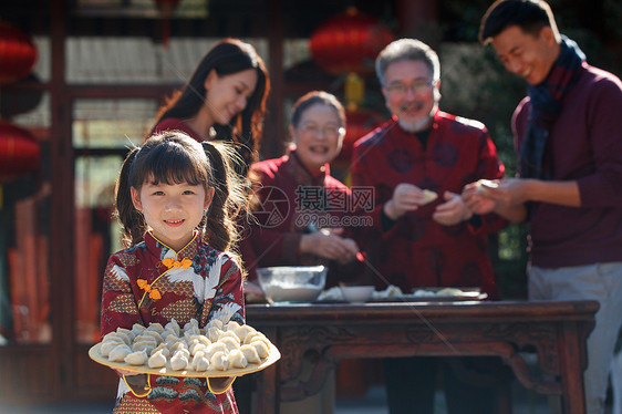 幸福的家庭过年包饺子图片