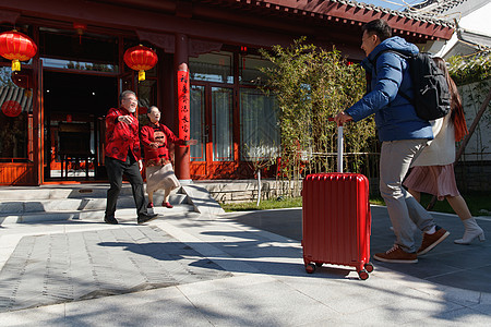 青年伴侣回家过新年图片