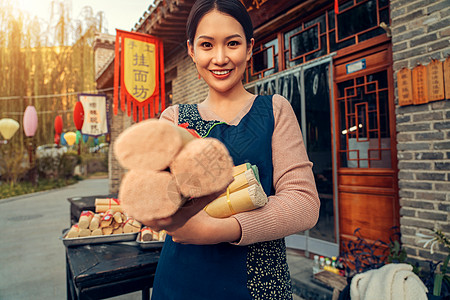 热情的服务员推销挂面图片