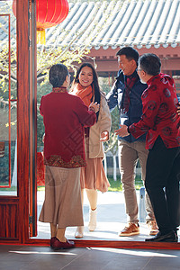 青年伴侣回家过新年图片