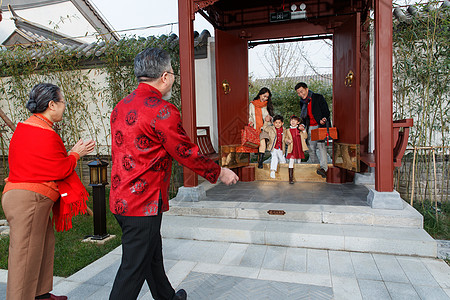 幸福家庭回家与老人团聚过新年图片