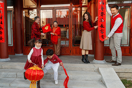 快乐儿童追逐嬉戏庆新年背景图片