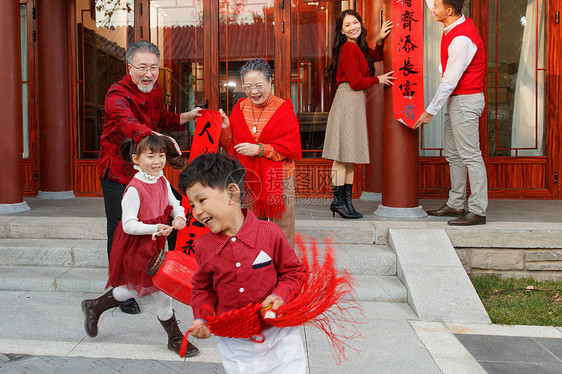 快乐儿童追逐嬉戏庆新年图片