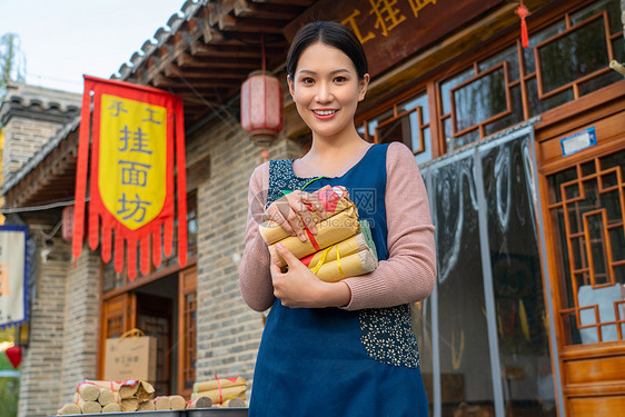 热情的服务员推销挂面图片