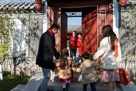 幸福家庭回家与老人团聚过新年图片