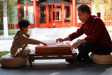 祖孙俩在庭院里下象棋图片