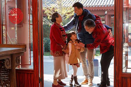 青年男人带着女儿回家过新年图片