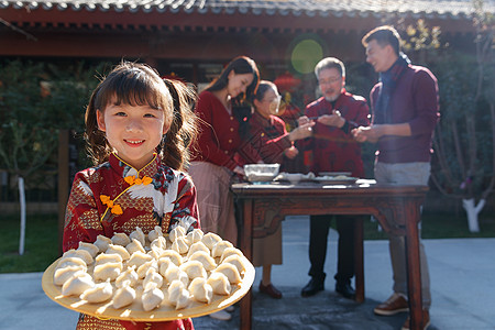 幸福的家庭过年包饺子图片