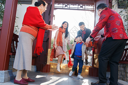 幸福家庭回家与老人团聚过新年图片