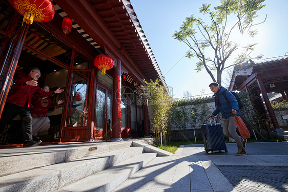 青年男人过年回家和父母团聚图片