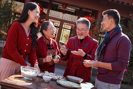 幸福的家庭过年包饺子图片