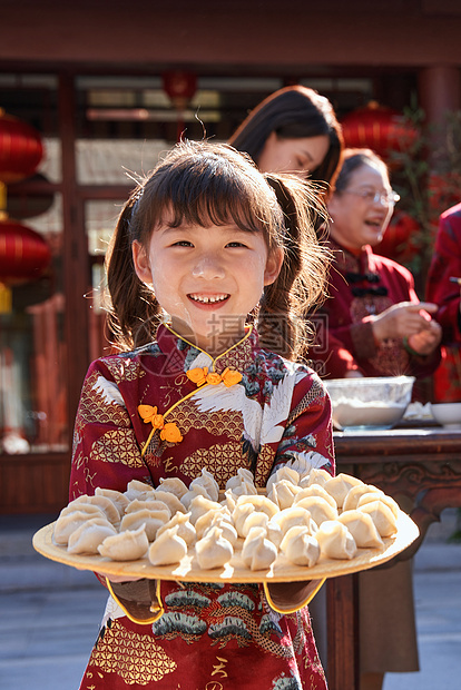 可爱的小女孩端着饺子图片