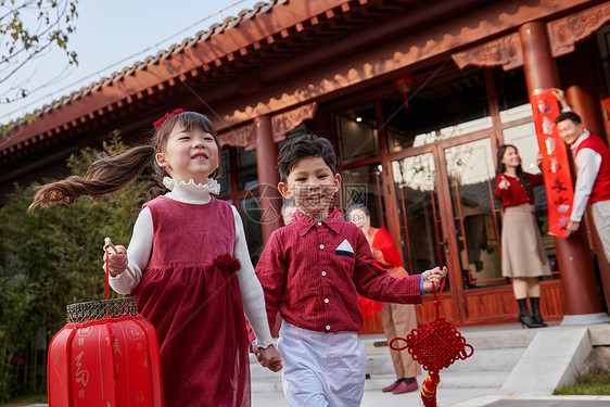 快乐儿童追逐嬉戏庆新年图片