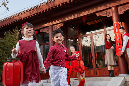 快乐儿童追逐嬉戏庆新年图片