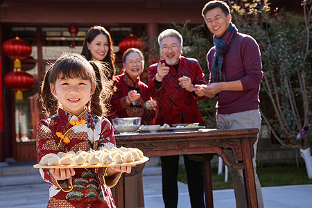 幸福的家庭过年包饺子图片