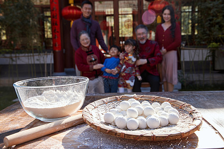 幸福的家庭过年准备包饺子图片