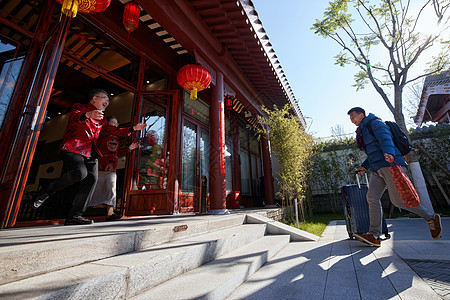 青年男人过年回家和父母团聚图片