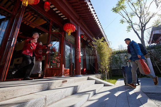 青年男人过年回家和父母团聚图片