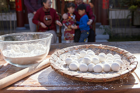 幸福的家庭过年准备包饺子图片