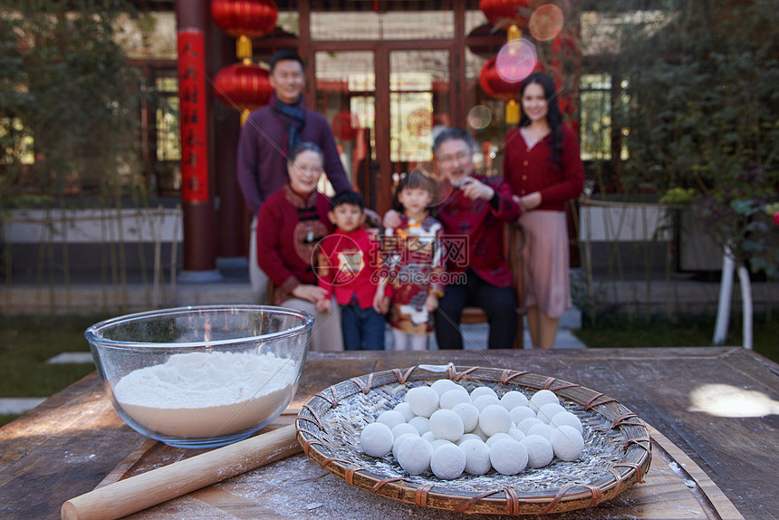 幸福的家庭过年准备包饺子图片