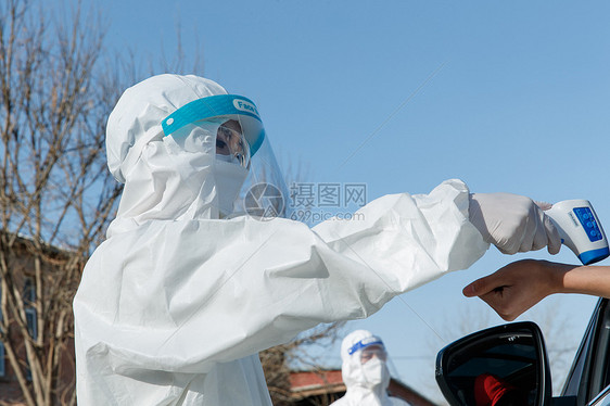 医护人员对汽车司机进行体温监测图片