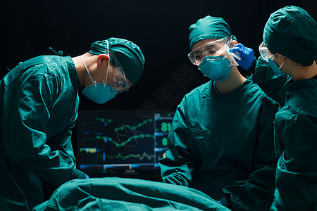 医护人员在进行手术图片