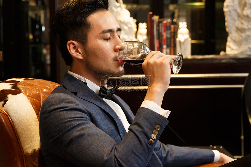 青年男人喝红酒高清图片下载-正版图片507662311-摄图网