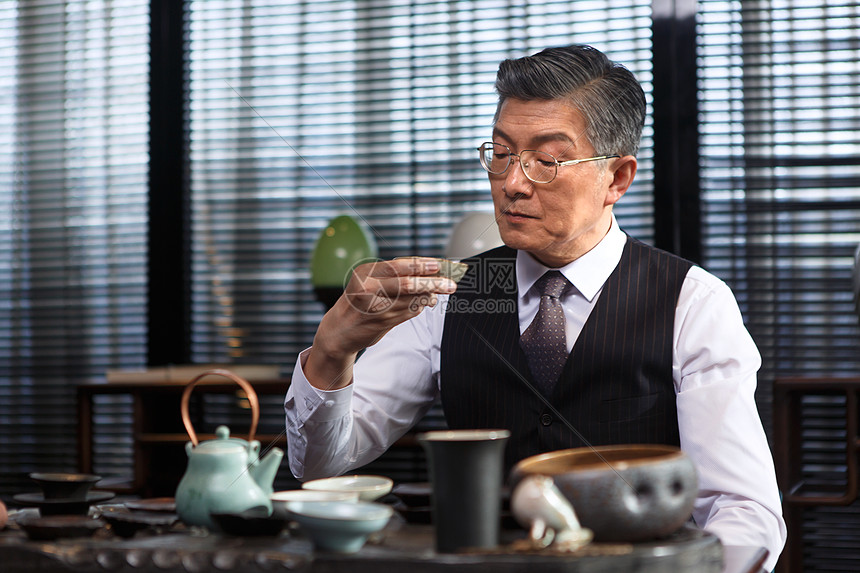 中老年男人喝茶图片
