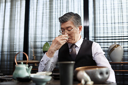 中老年男人喝茶高清图片