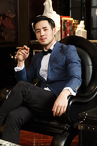 商务青年男人吸烟图片
