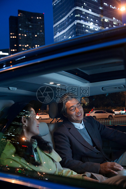 商务男女坐在汽车里图片