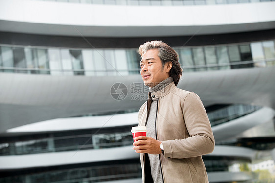 商务男士拿着咖啡杯去上班图片