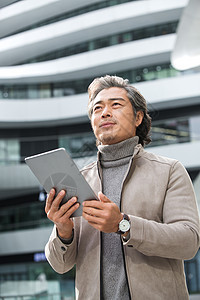 商务男士用平板电脑图片