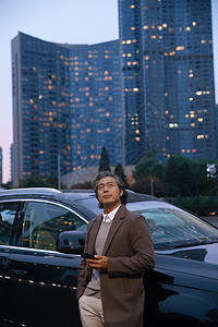 商务男士站在汽车旁边图片