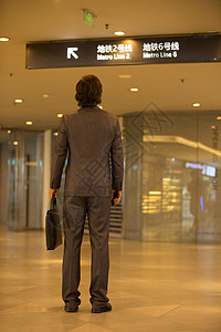 商务男士站在地铁里图片
