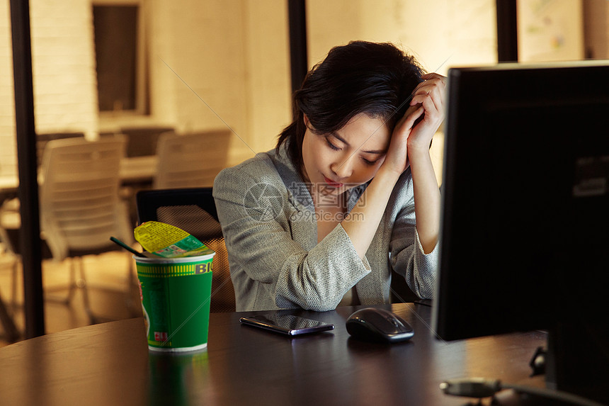 在办公室加班的青年女人高清图片下载-正版图片507663456-摄图网