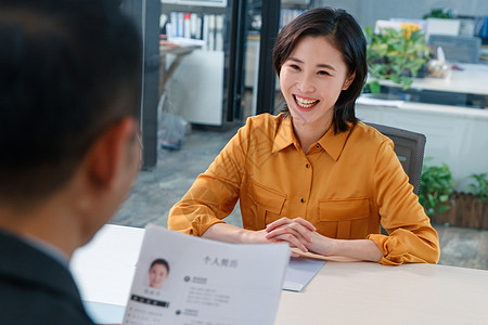 公司招聘青年女人参加工作面试背景