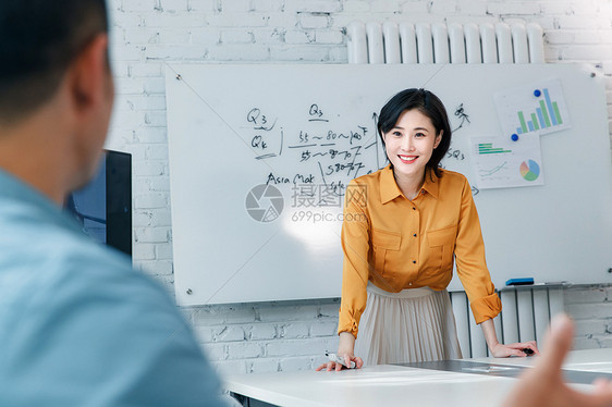 商务男女在会议室开会图片