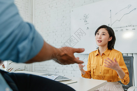 商务男女在会议室开会图片