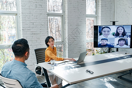 商务男女在会议室开视频会议图片
