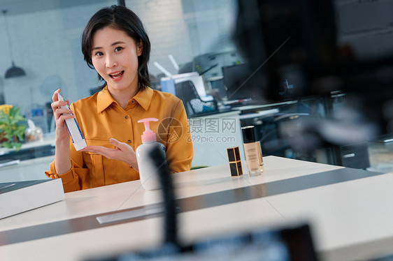 青年女人在线直播销售化妆品图片